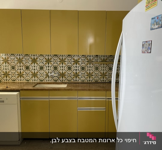 אריחי קיר מעוצבים עם דוגמאות גיאומטריות צבעוניות